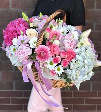 Композиция солнечный день в Вышкове Цветочная композиция из Розы, Хризантемы, Пионы и Лизиантусы в корзине в Вышкове